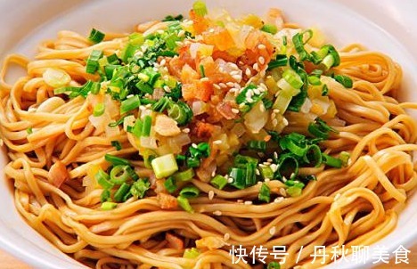 拌面|中午给儿媳妇做了一碗葱油拌面,5分钟就做好,比黄磊做得还好吃