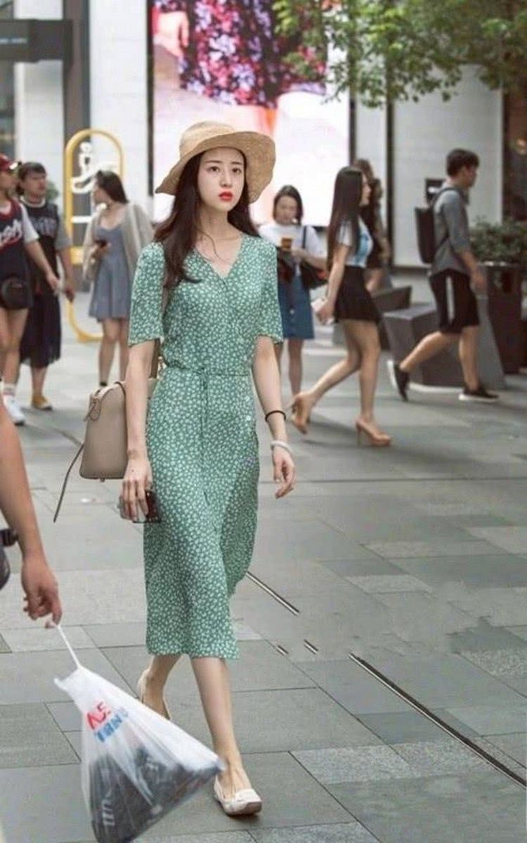 短袖|美女身穿白色短袖T恤,搭配一条黑色牛仔短裤,穿出了很好的清凉效果