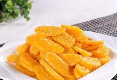 将清理好的猪头肉切成大小均匀的块，营养美味，大肠蘸酱吃，学会做给家人尝尝吧