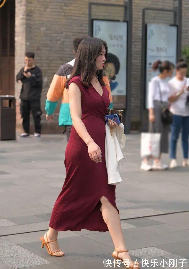 牛仔裤 紧身裙的设计出色又不累人,唯美气息不断,展现自信风姿