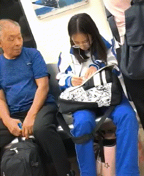 |搞笑GIF:妹子头发长就是优势多多啊,口罩都省了呢