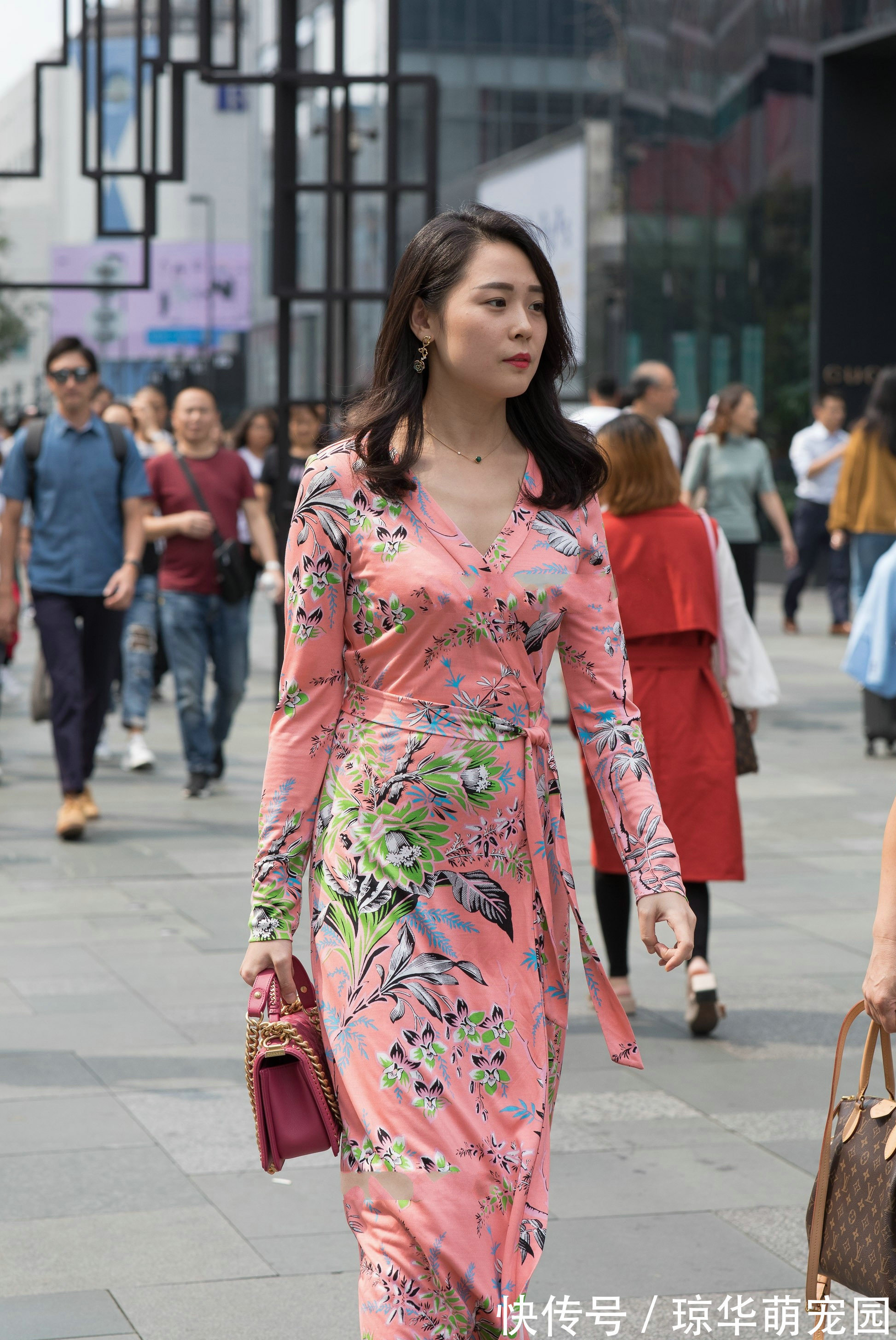 搭配|柔软连衣裙搭配,个性时尚,显个人气质