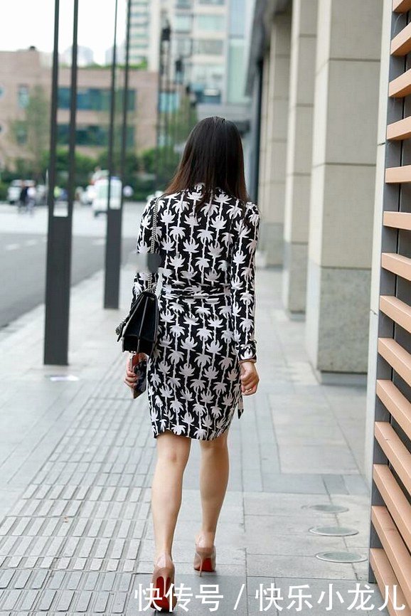 西装式领口设计，这样的长款连衣裙，黑白配色优雅大方