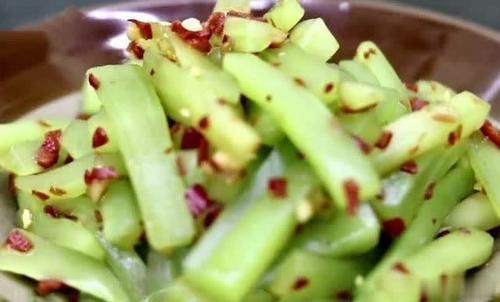  清脆|教你在家腌莴笋，简单几步就上桌，酸辣清脆，储存一周都不坏