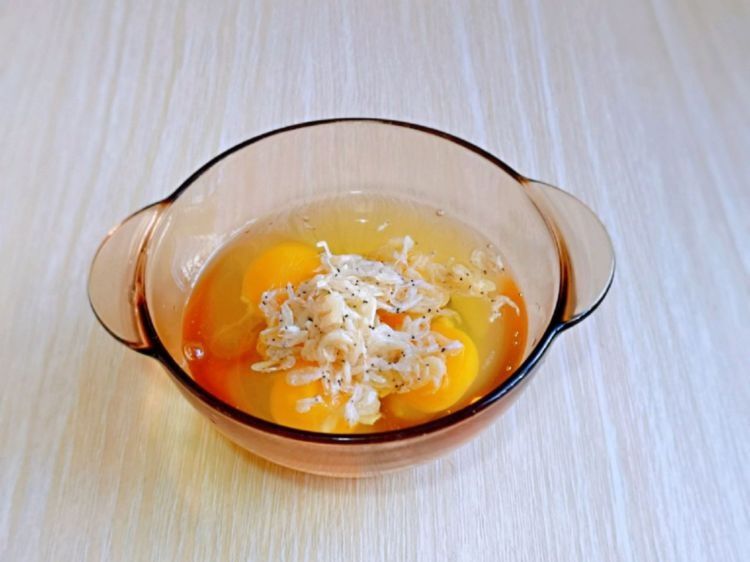 做韭菜盒子的时候加点虾皮和香干,味道太鲜美了,真过瘾