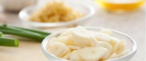 三高|大蒜加一宝,坚持吃上8天,清除血管垃圾,远离三高和心脏病