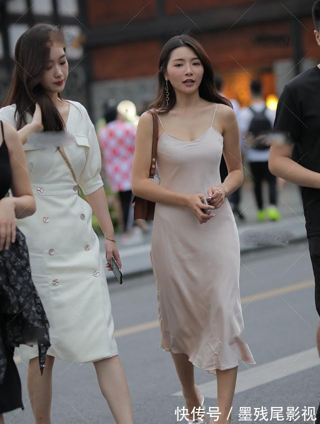 吊带 米白色吊带连衣裙搭配水晶高跟鞋，气质出众，青春靓丽！