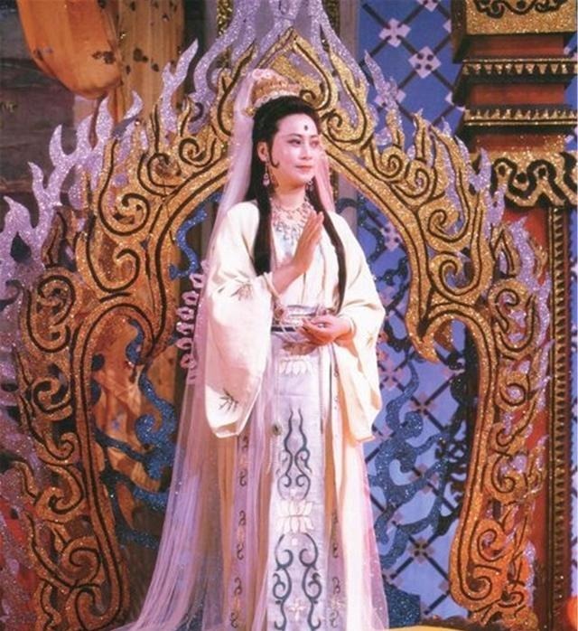 饰演|她扮演观音菩萨真假难辨,片场演员对她合掌磕头祭拜,如今已信佛