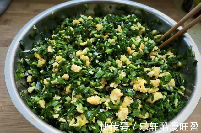 皮薄|“韭菜鸡蛋馅饼”的懒人做法，不揉面不擀面，出锅以后皮薄馅多！