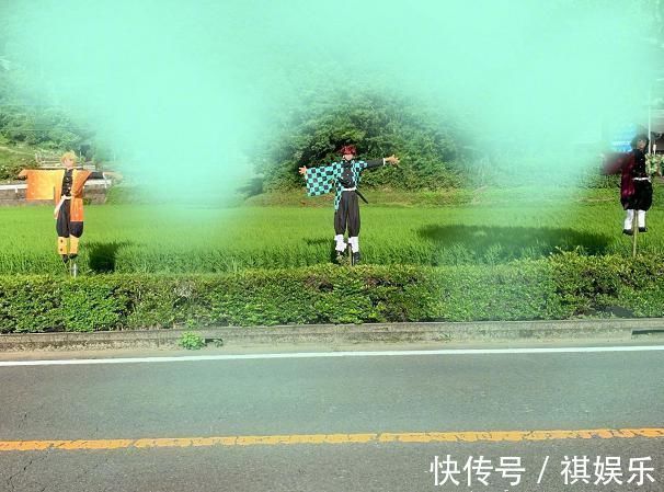 鬼灭之刃|日本网友偶然在田间看见《鬼灭之刃》稻草人,这下子鬼都不敢来了