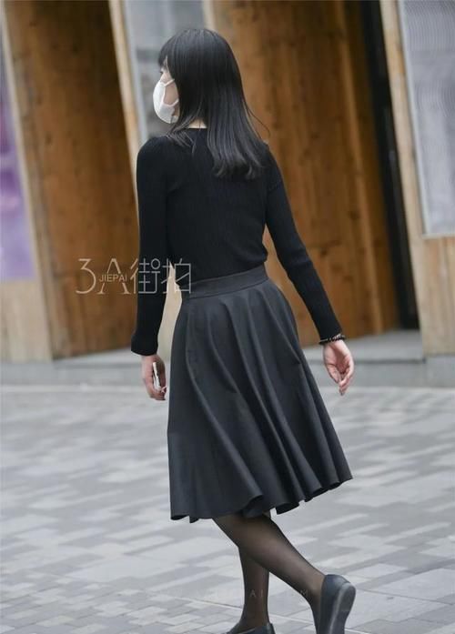 街拍：美女紧致修身的穿搭给人一种绝对的力量感，干练有型