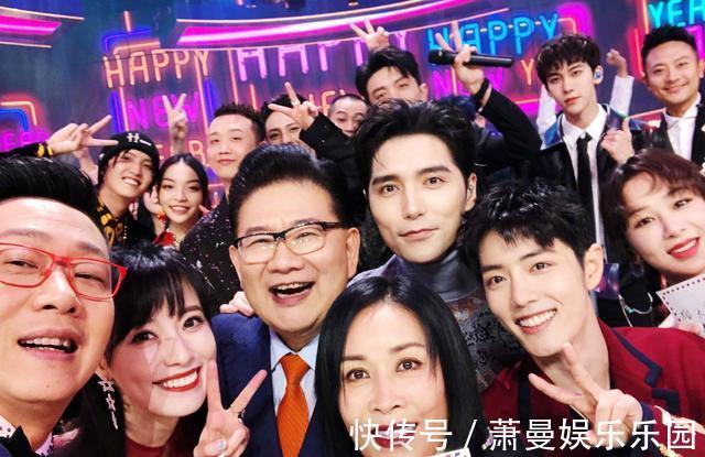 東方衛(wèi)視主持人曬幕后合影，肖戰(zhàn)被眾星包圍，兩邊都是好搭檔