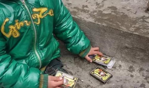 小男孩|3岁女孩被炮炸伤,爸爸怒踹小男孩,家长小孩子玩呢,至于吗