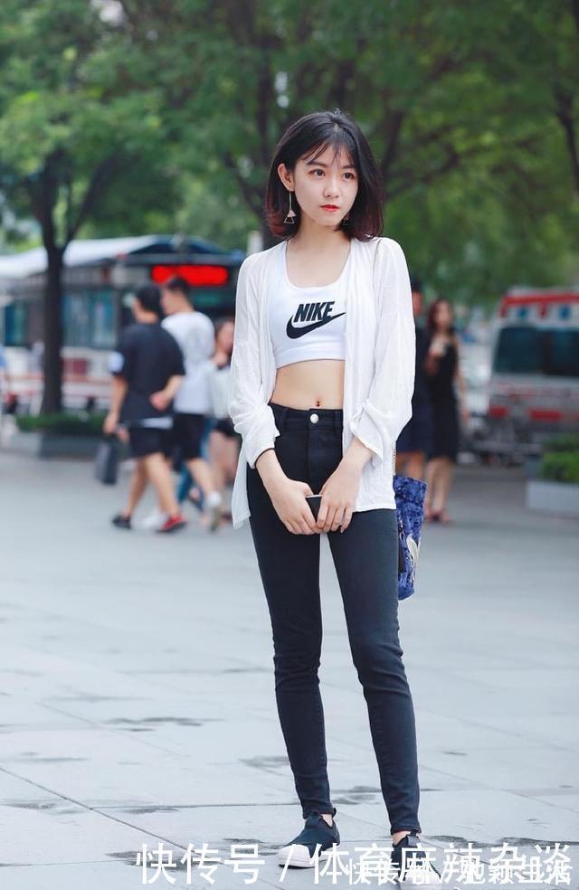 小妹妹|白色和黑色的颜色搭配,妹妹的短发也很纯净可爱