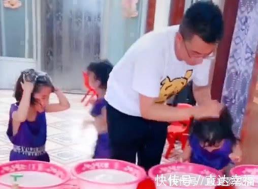 头发|“手忙脚乱奶爸”带四胞胎洗头发火了,上辈子怕是误入了女儿国?