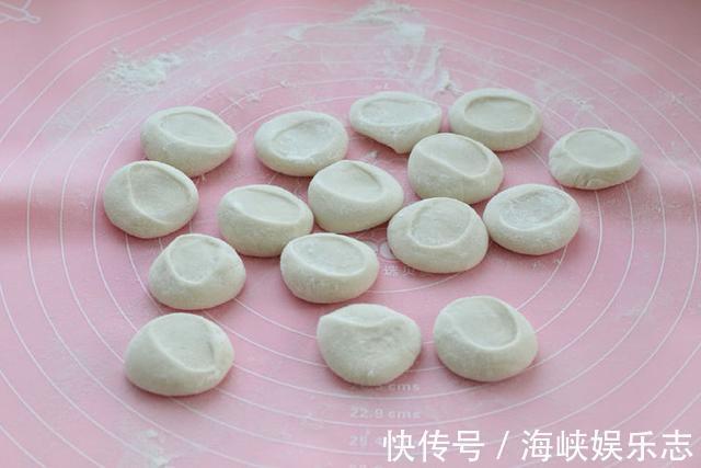 自制煎制锅贴2个窍门,和面加水要多次,小火慢煎用水淀粉