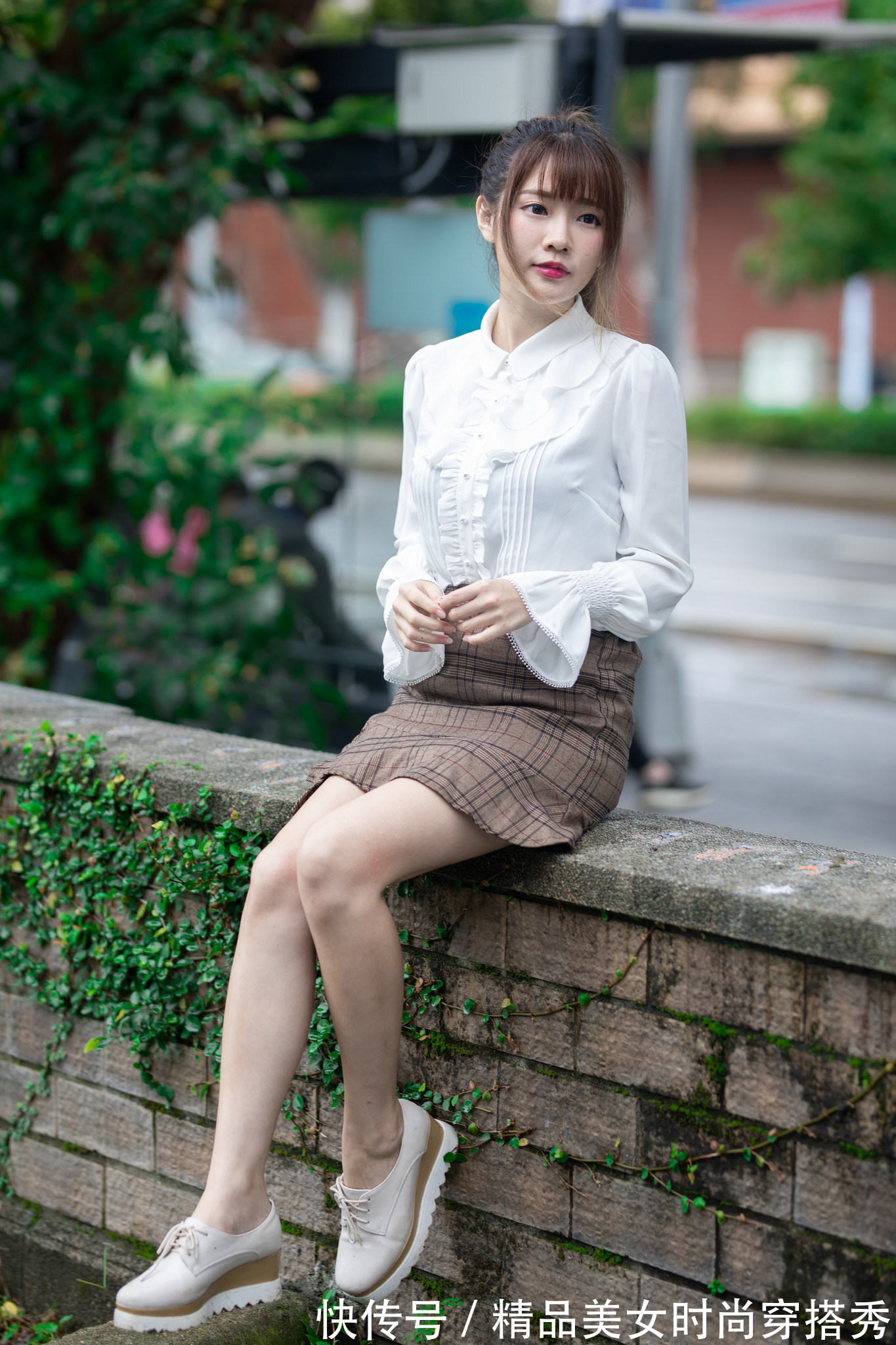 衬衫 白色衬衫搭配格子半身裙,温婉好搭,甜美范十足