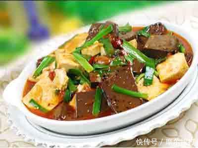  爽口|天冷了，来一盘爽口的豆腐猪血炒白菜，温暖又排毒