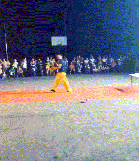 |搞笑GIF：这样的妹子 一看就不是省油的灯