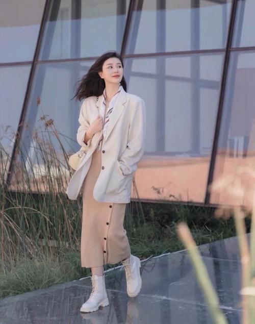 同色系的单品叠穿，不仅不容易出错，而且视觉上很有层次感！