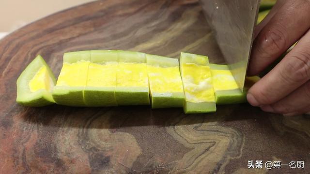 西葫芦这样做太好吃了，不炒不煎不凉拌，鲜嫩入味，营养不流失