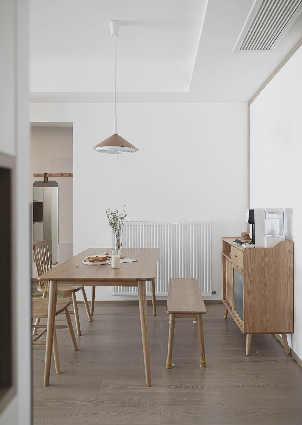 主卧|“穷装”反而更干净舒适，103㎡色调高度统一，耐看极了