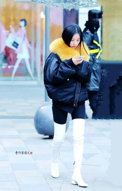  白色|街拍：白色高筒靴美女，穿出冰雪洁净