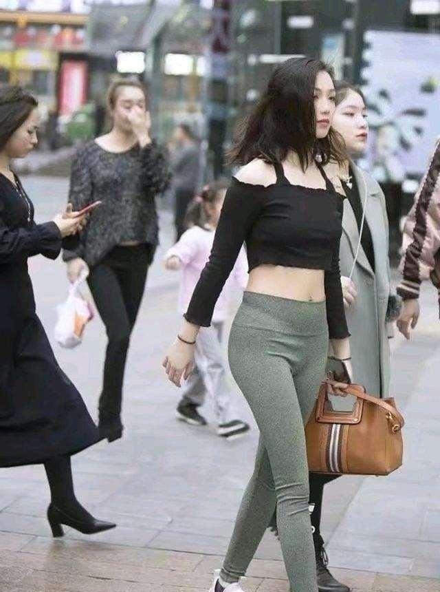 搭配 黑色露背背心搭配灰色居家打底裤,增加女性魅力,看起来很时尚!