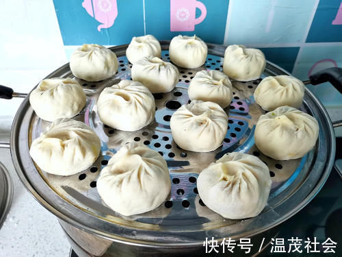 每年冬天我家就爱吃这素包子,5元钱蒸一锅,一口气吃7个