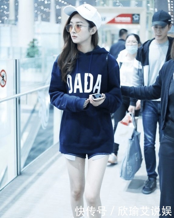 穿搭|赵丽颖的漫画腿又细又直，玩“下装失踪”挺占便宜，看着就有美感