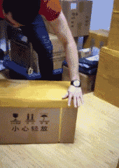 |搞笑GIF:日防夜防,损友难防,这一下恐怕半年都下不了床