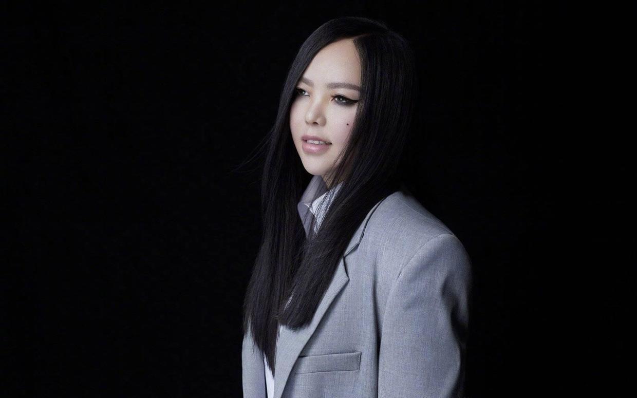 张惠妹真敢穿,大波浪卷发搭配黄色连衣裙凉席,穿出满满高级感