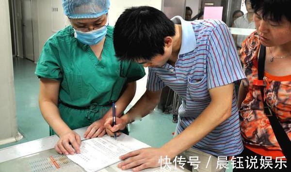 把手术|孕妈怀上三胞胎全家开心,医生抱出第三个孩子后,又有意外发现!