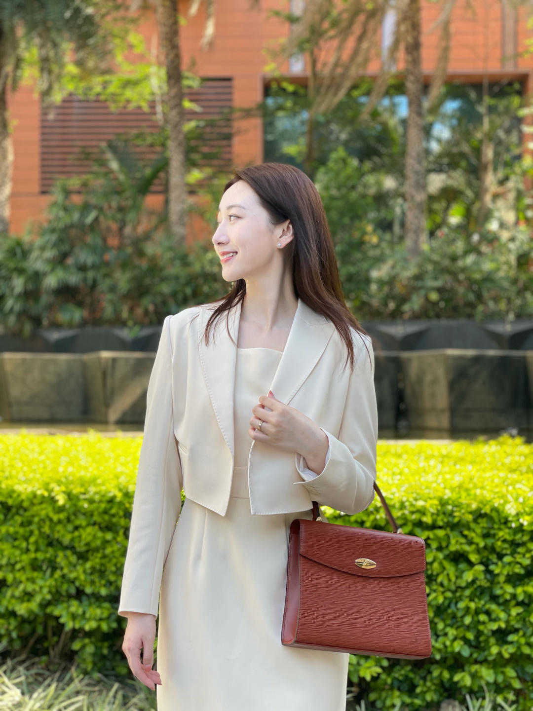 西装|基础款怎么穿出高级感?短款西装配连衣裙优雅温柔,显瘦又时髦