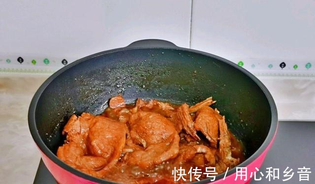 在家做正宗的上海秘制大排,肉香四溢,甜而不腻,好吃到停不下来!