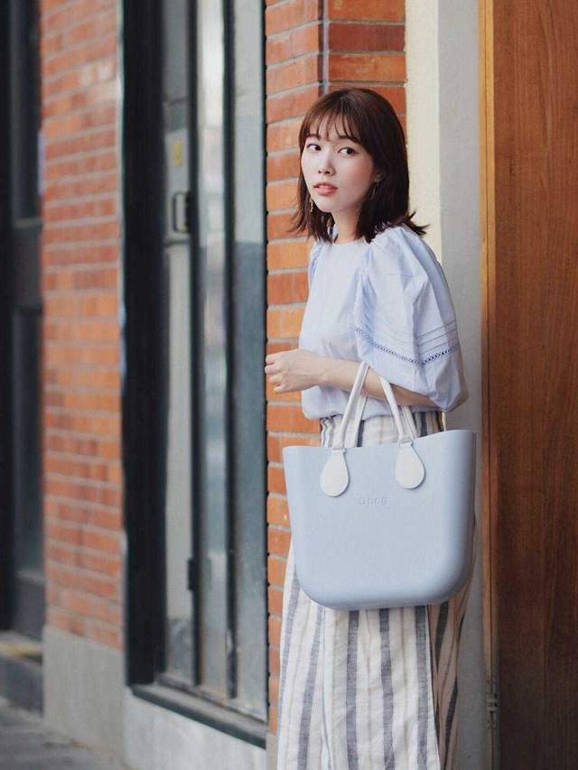 泡泡|日系的优雅风格穿搭指南,蓝色泡泡袖上衣搭条纹阔腿裤,温婉大气