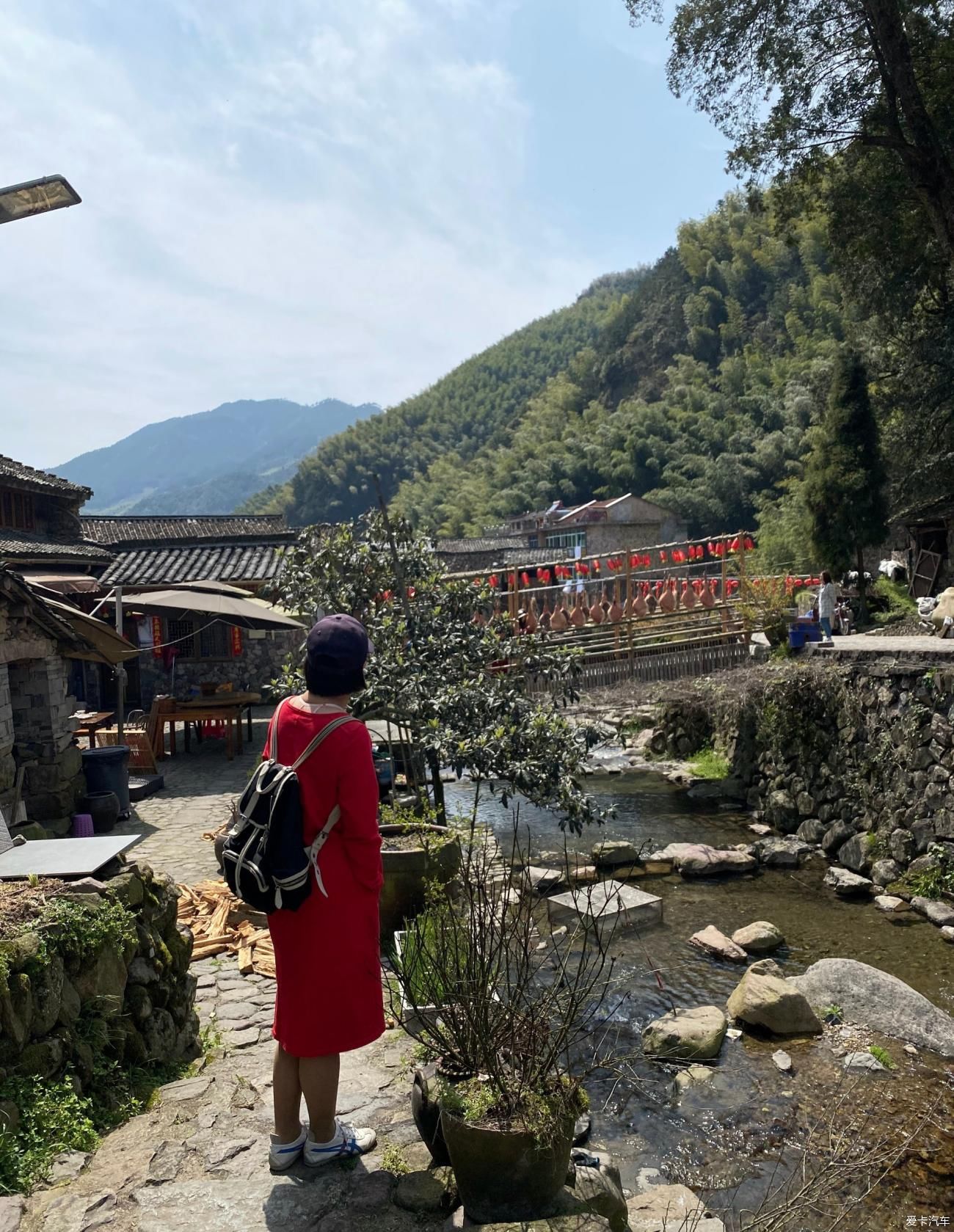 “世外桃源”岩下石头村