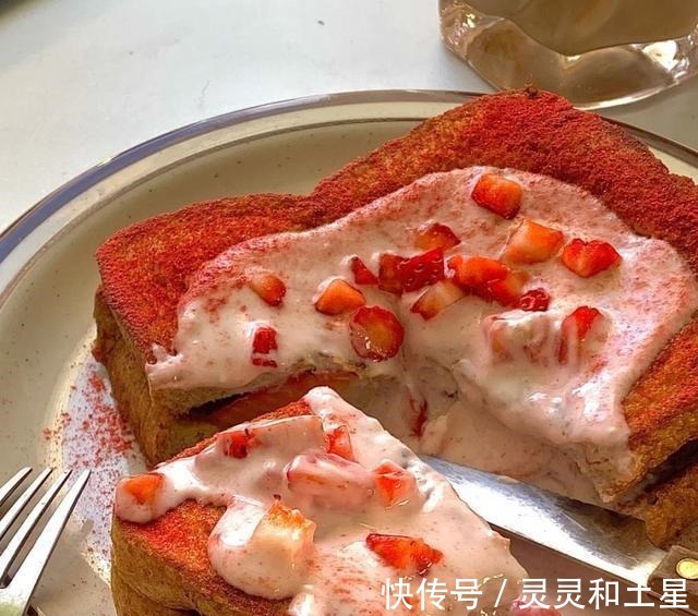 低脂版草莓巴旦木漏奶华，免烤箱3分钟早餐～！