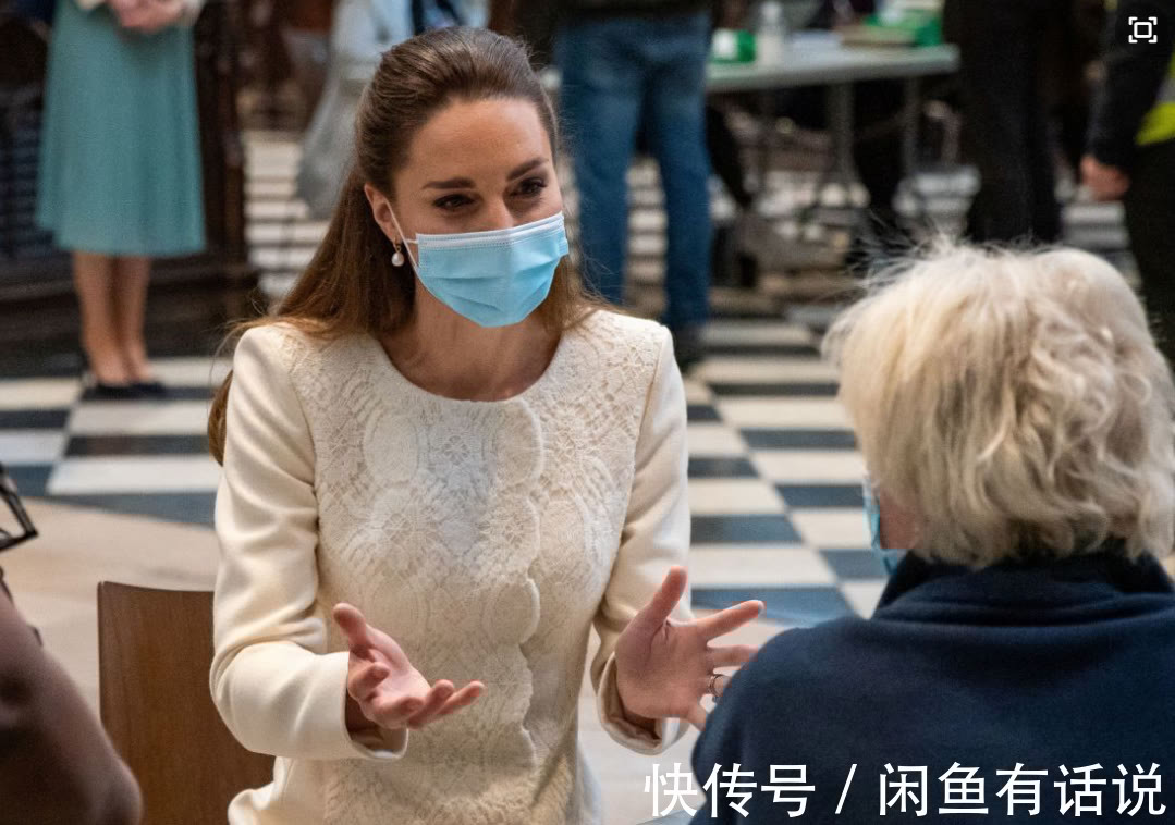 穿搭|凯特王妃扎马尾更显年轻,穿粗花呢西装裙出席酒会,简单却很高级