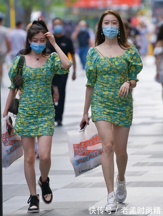 碎花裙|街拍:穿碎花裙的时尚女生