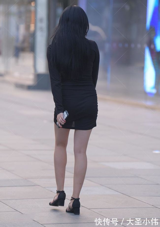 绑带 美女街拍:纯黑色可爱淑女褶皱裙,深沉又甜美,满满少女感