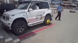 车主|搞笑GIF:10.业主临时停车被物业“锁轮胎”,看吉姆尼车主如何轻松应对