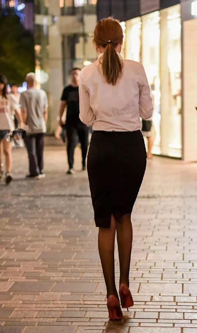 小姐姐|美女气质优雅,穿搭时尚,散发出女人味气息