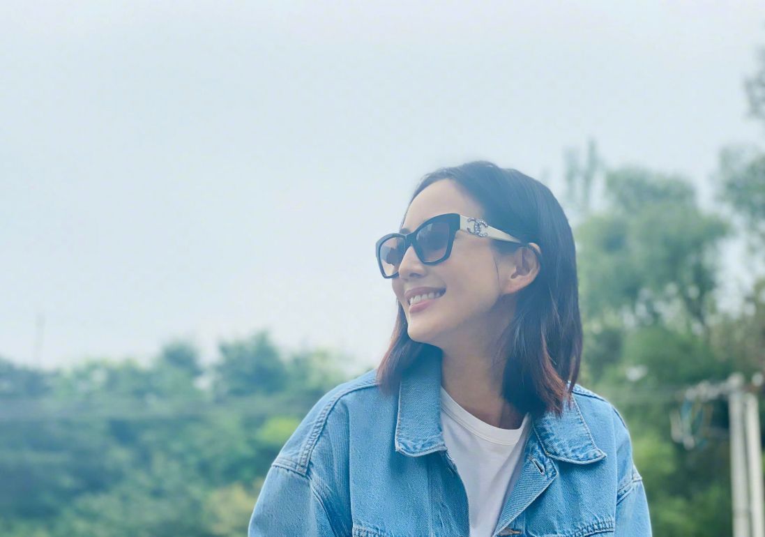 裤装|张钧甯不愧为真女神,穿牛仔外套超时髦,打扮简单却难掩高级感