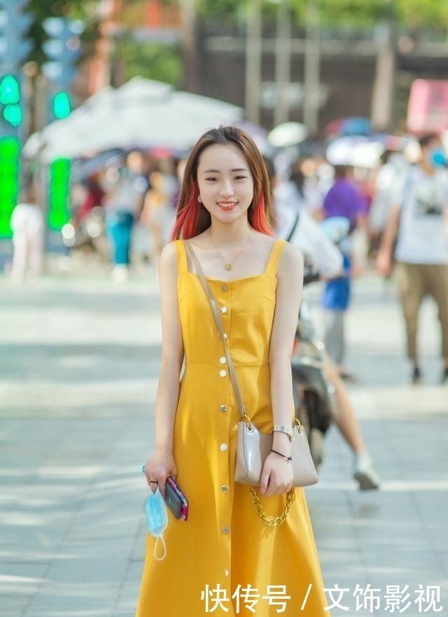 酷酷装扮的连衣裙充满青春的时尚活力,增添个性时尚感