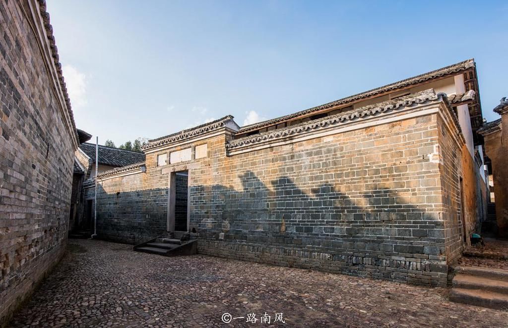 江西奇怪围屋，不圆不方祠堂斜卡在中间，当地人说此处是风水宝地