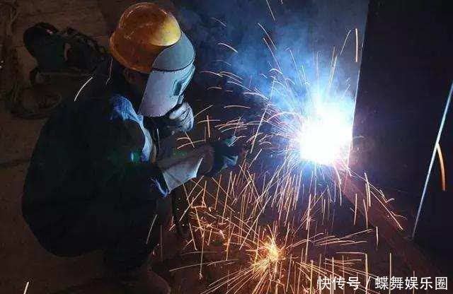 为什么两块金属在太空中接触会焊接在一起？