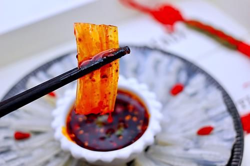  皮冻怎么做才能像饭店一样好吃，牢记2点，皮冻硬挺不碎，还不腥