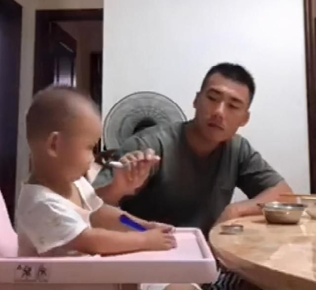 孩子注意力|孩子自主进食前，如何正确喂饭？很多妈妈第一步就做错了