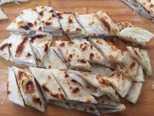 牛肉罩饼河北特色小吃,肉质肥美香醇,看着都能流口水